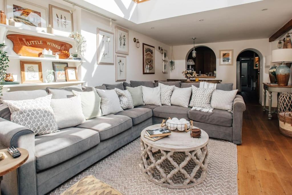 Вилла Dolls House - Luxury Townhouse *Sleeps 10* Хенли-на-Темзе Экстерьер фото