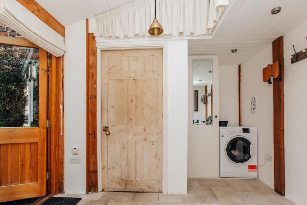 Вилла Dolls House - Luxury Townhouse *Sleeps 10* Хенли-на-Темзе Экстерьер фото