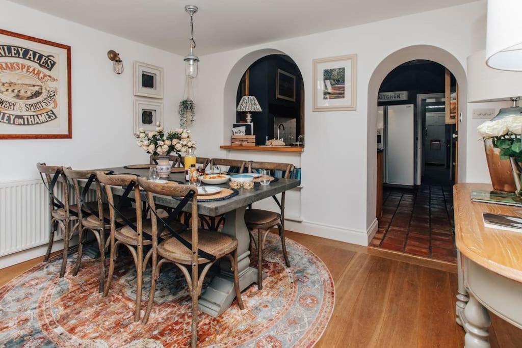 Вилла Dolls House - Luxury Townhouse *Sleeps 10* Хенли-на-Темзе Экстерьер фото