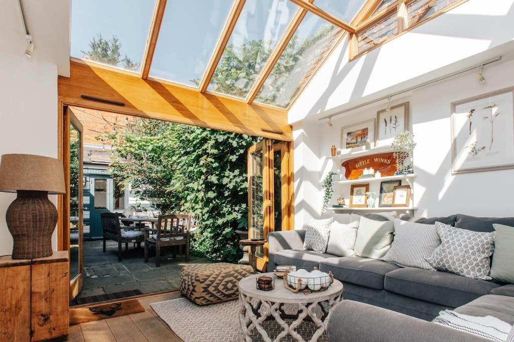 Вилла Dolls House - Luxury Townhouse *Sleeps 10* Хенли-на-Темзе Экстерьер фото