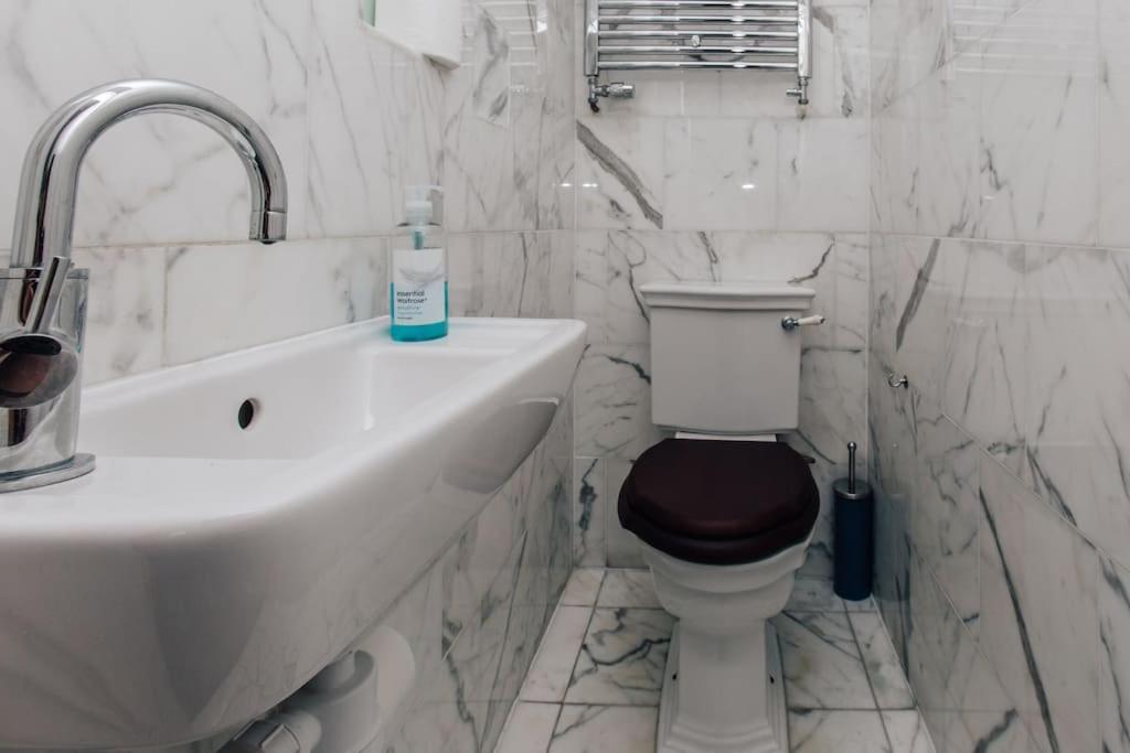 Вилла Dolls House - Luxury Townhouse *Sleeps 10* Хенли-на-Темзе Экстерьер фото