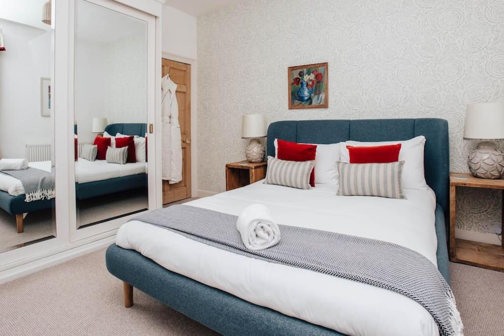 Вилла Dolls House - Luxury Townhouse *Sleeps 10* Хенли-на-Темзе Экстерьер фото