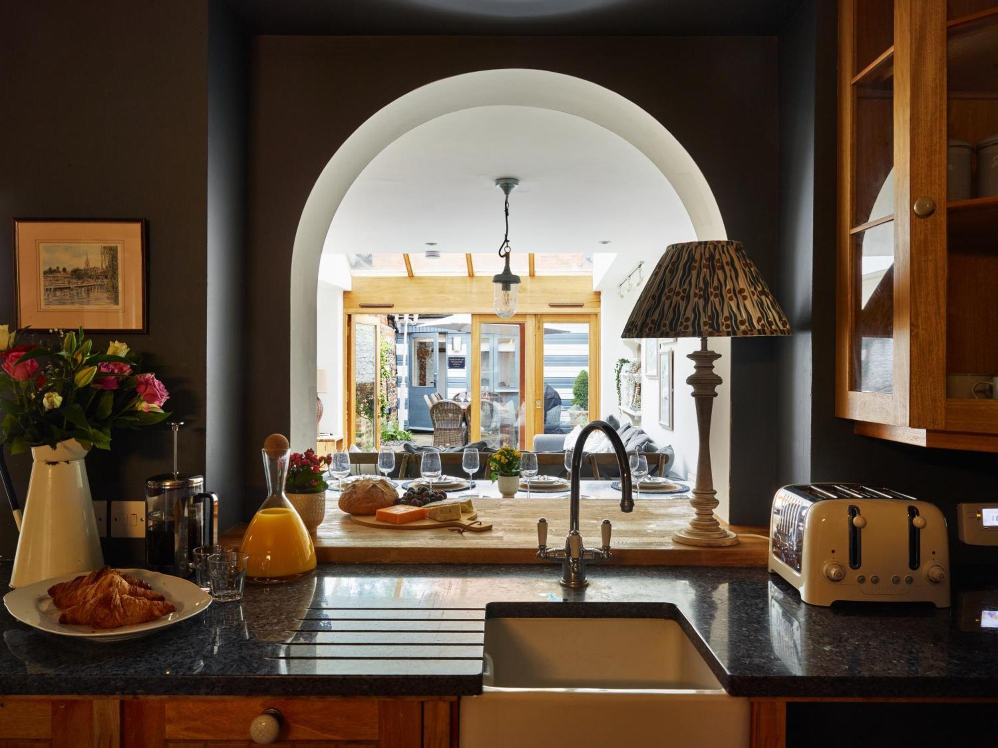 Вилла Dolls House - Luxury Townhouse *Sleeps 10* Хенли-на-Темзе Экстерьер фото